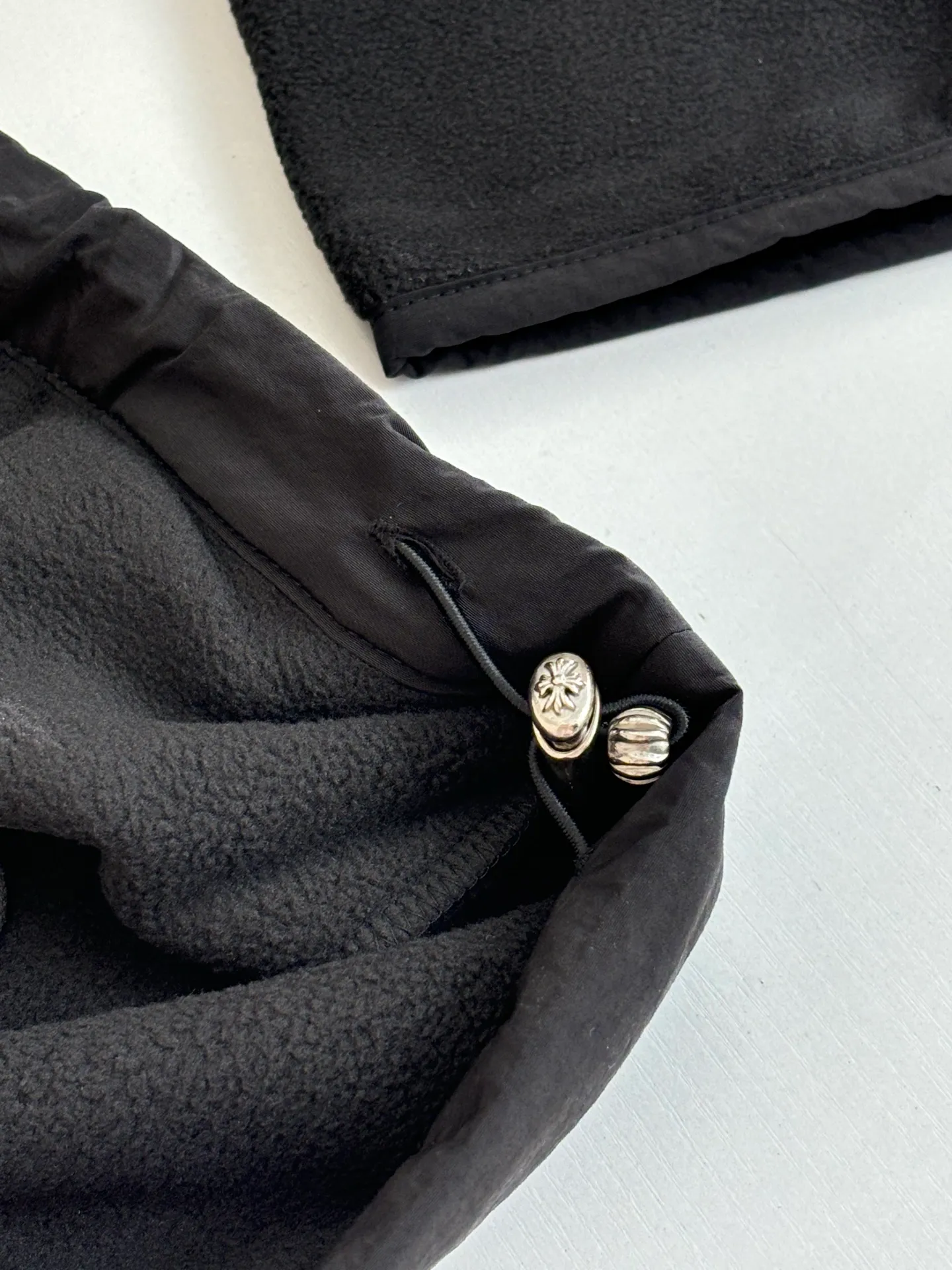 P410 Chrome Hear*/Chrome Heart 25 new autumn and winter embroidered double-sided brushed polar fleece hooded sweatshirt is rare in Chrome Heart's material selection. It uses terry and brushed fabrics to make it softer and warmer. Classic horseshoe embroidery on the chest. Made of imported lambskin. The crusaders flower four-button buckle on the collar and the melon beads at the hem are all genuine antique silver. Size: S/M/L